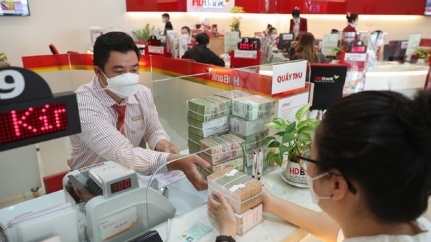 Commercial banks continue to cut deposit interest rates