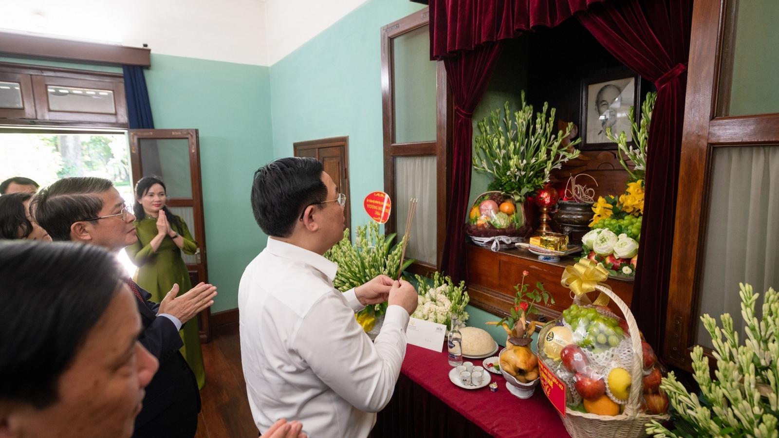 Chủ tịch Quốc hội Vương Đình Huệ dâng hương tưởng niệm Chủ tịch Hồ Chí Minh
