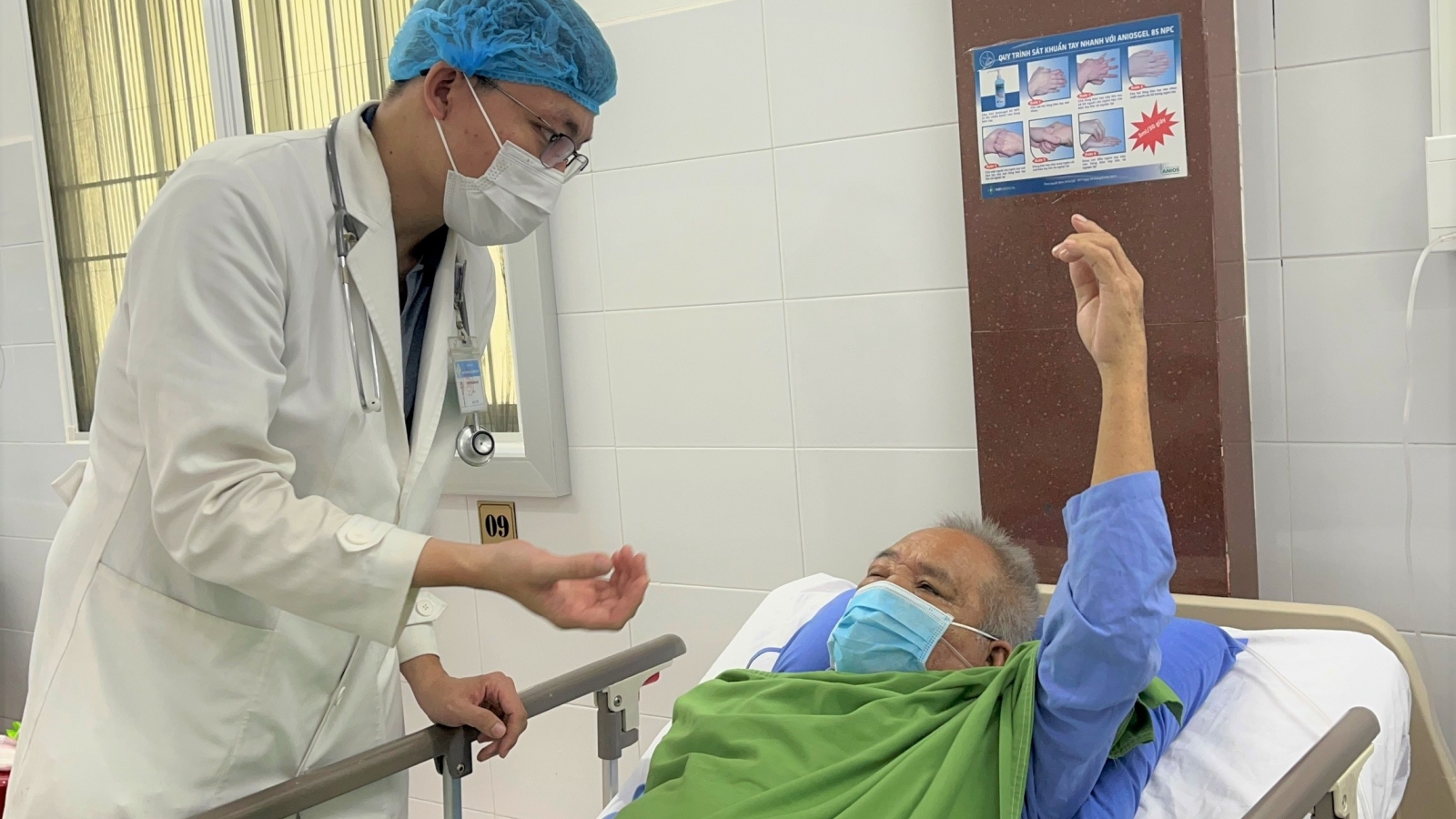 Cứu sống bệnh nhân cùng lúc nhồi máu cơ tim và đột quỵ nguy kịch ở Cần Thơ