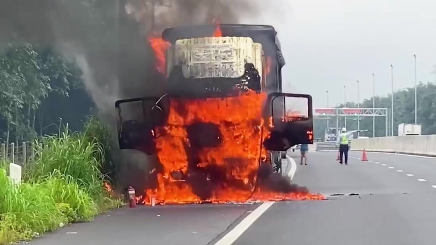 Xe tải bốc cháy trên cao tốc Phan Thiết – Dầu Giây