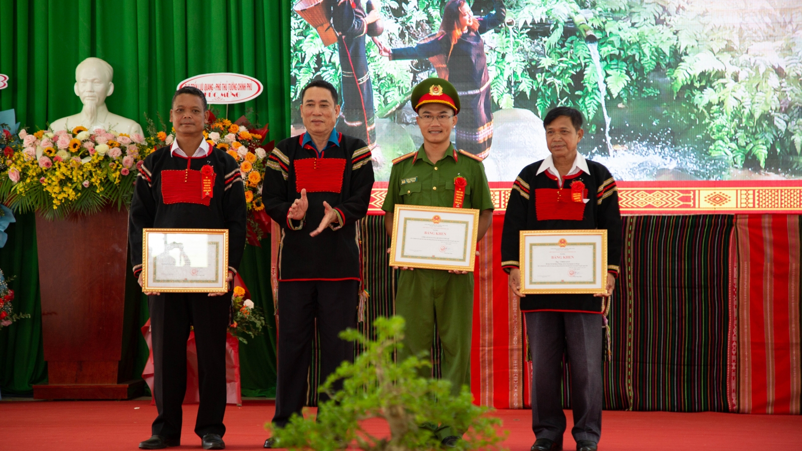 Những đảng viên người Ê đê gương mẫu ở Ea Tul