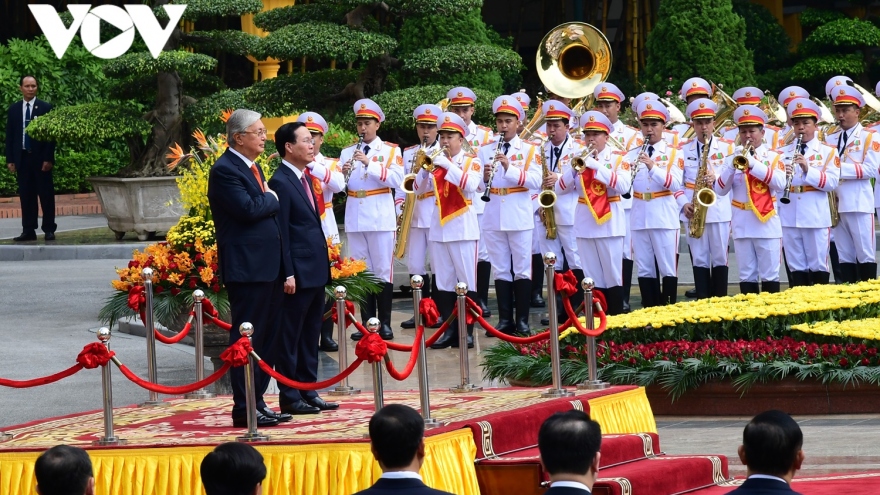 Chủ tịch nước Võ Văn Thưởng chủ trì lễ đón trọng thể Tổng thống Kazakhstan