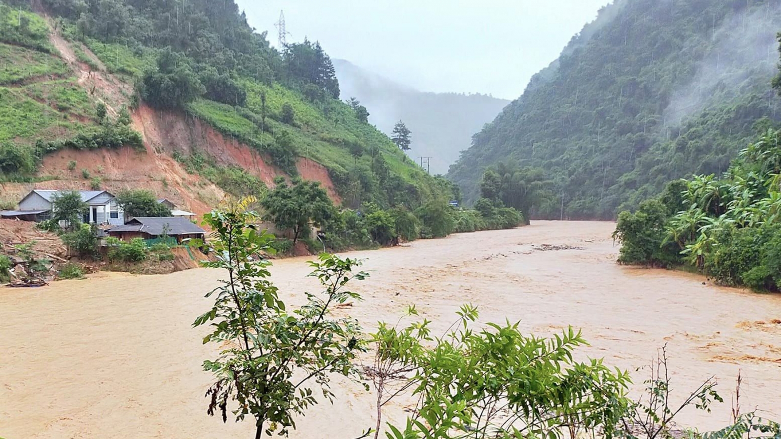 Thời tiết hôm nay 9/8: Mưa dông tiếp diễn ở miền Bắc, đề phòng lũ quét, sạt lở đất