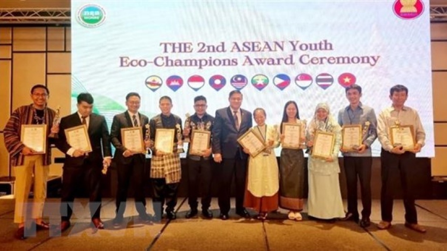 ASEAN honours two eco-schools, two young eco-champions of Vietnam