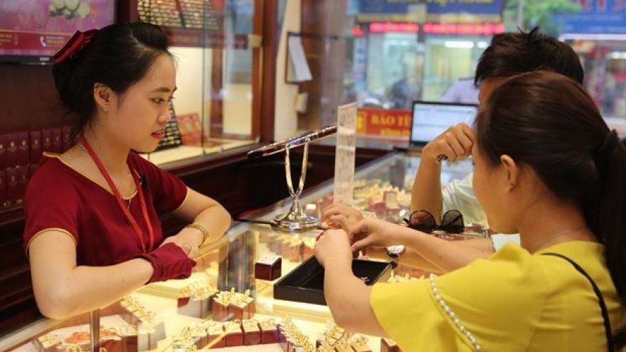 Economic difficulties push gold demand down