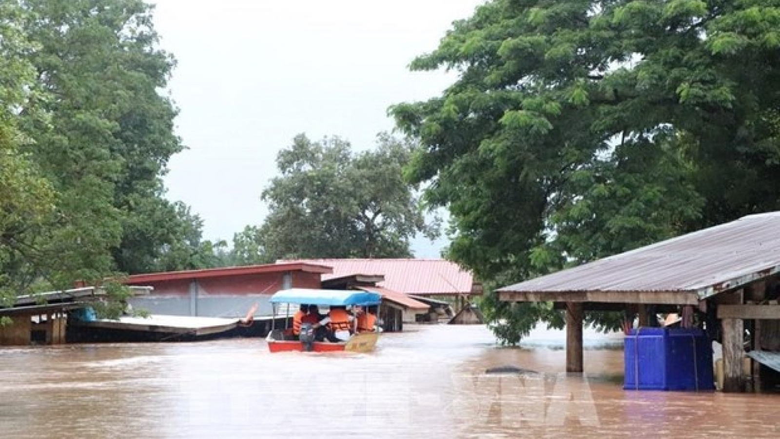 All 45 Vietnamese stranded on landslide-hit road in Laos rescued