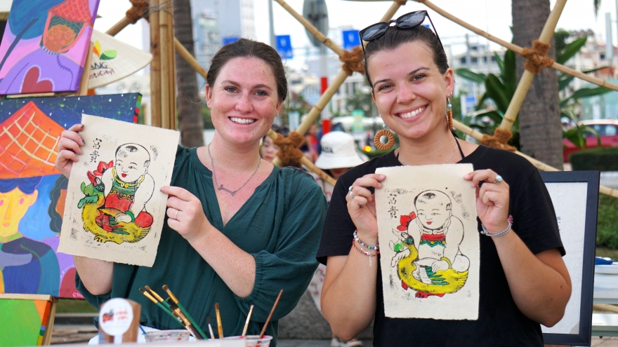 Foreign tourists explore Vietnamese culture at Enjoy Da Nang Summer Festival