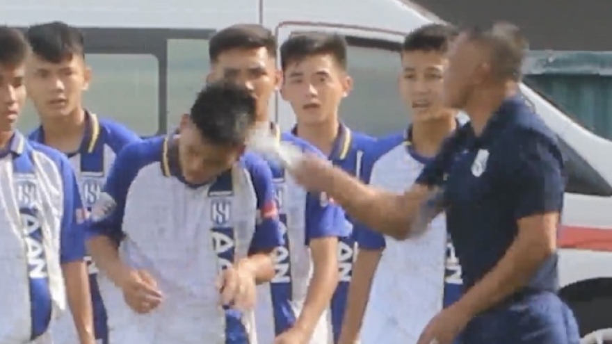 HLV U15 SLNA "chỉnh" học trò ngay trên sân vì ăn mừng khiêu khích đối thủ