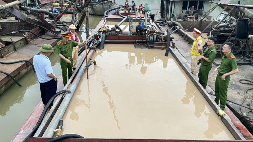 Phát hiện, bắt giữ nhiều tàu khai thác khoảng sản trái phép ở Bắc Giang