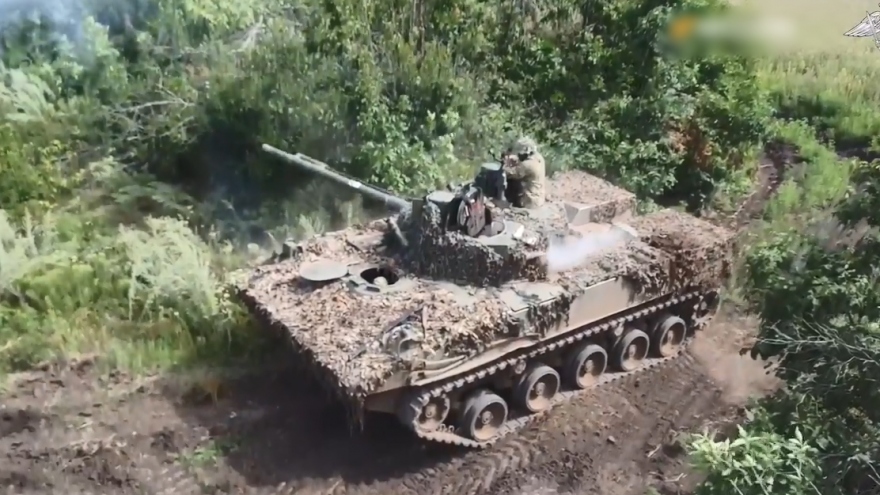 Lính dù Nga nã pháo ở cự ly gần vào binh sĩ Ukraine ẩn nấp trong rừng