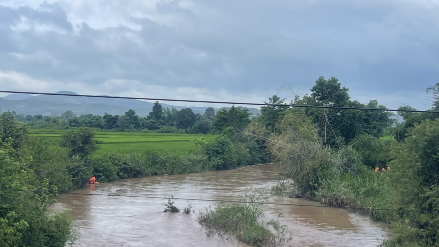 Thách nhau bơi qua suối, 1 thanh niên bị nước cuốn mất tích