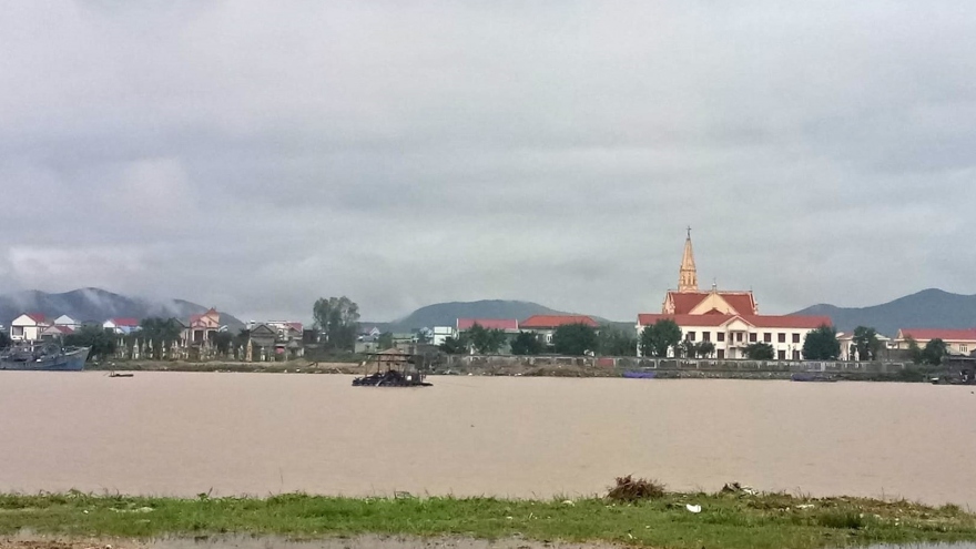 Lao xuống sông cứu vợ và con gái, người đàn ông đuối nước tử vong