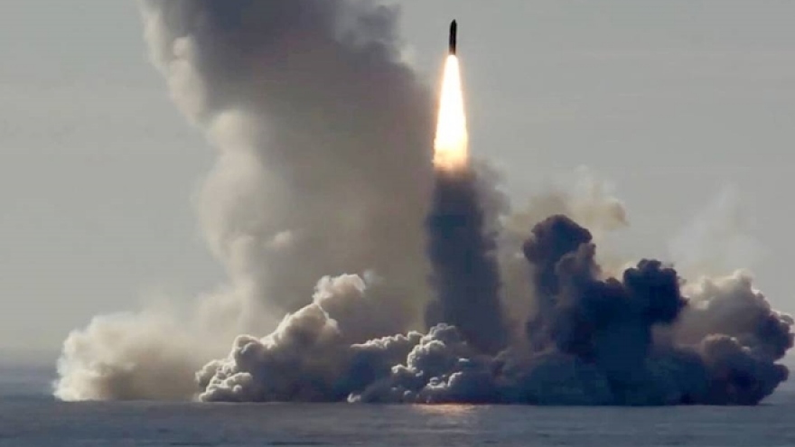 Nga ồ ạt dội tên lửa tầm xa, bắn nổ kho vũ khí và đạn dược của Ukraine