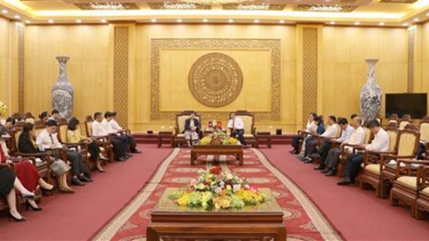 Ninh Binh leader hosts Lao guests