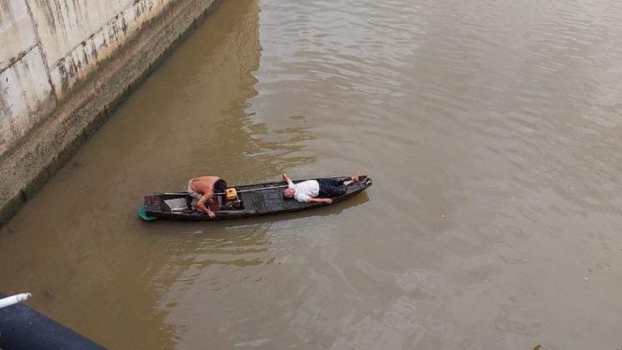 Ô tô lao xuống sông Đồng Nai, người đàn ông bò ra khỏi xe kêu cứu