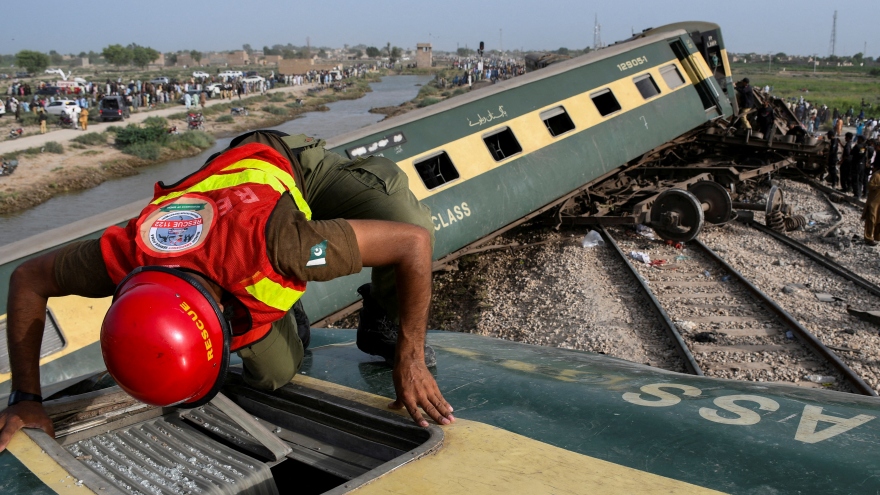 Cập nhật vụ tai nạn đường sắt nghiêm trọng tại Pakistan