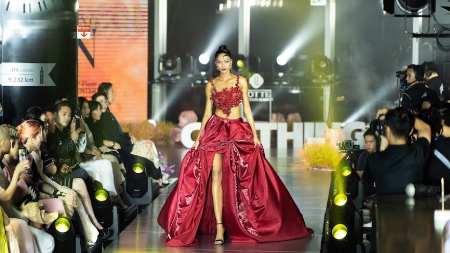 Hoa hậu H’Hen Niê diện đầm đỏ gợi cảm trên sàn diễn thời trang