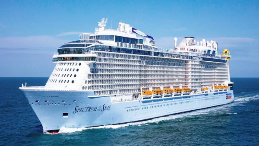 Nha Trang greets modern cruise ship with over 4,000 tourists