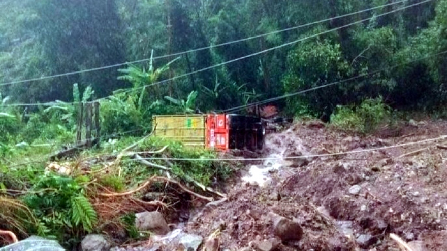 Mưa lớn, sạt lở đường từ Lào về Việt Nam, một tài xế người Việt tử vong