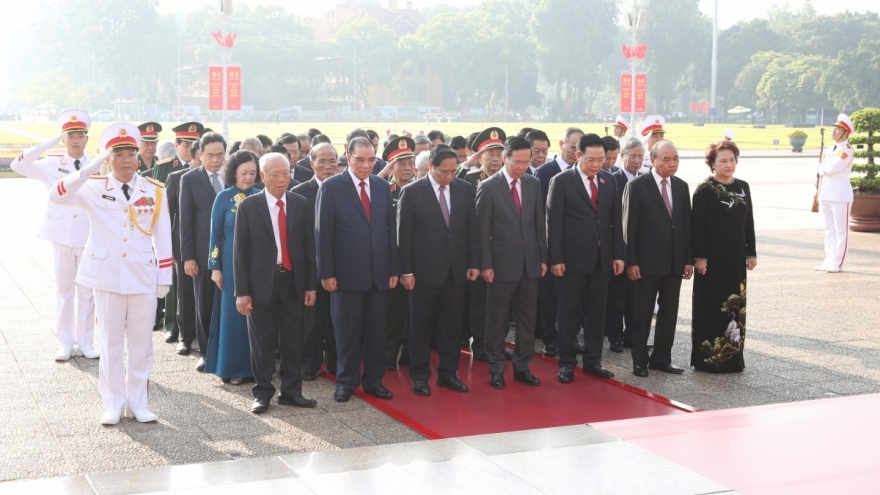 Party and State leaders pay tribute to late President Ho Chi Minh