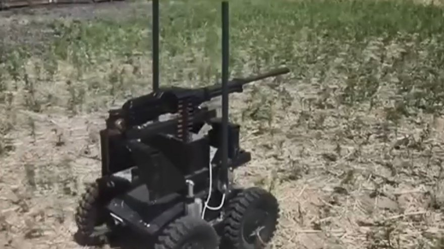 Hé lộ súng robot tham gia diễn tập bắn đạn thật cùng lính Nga