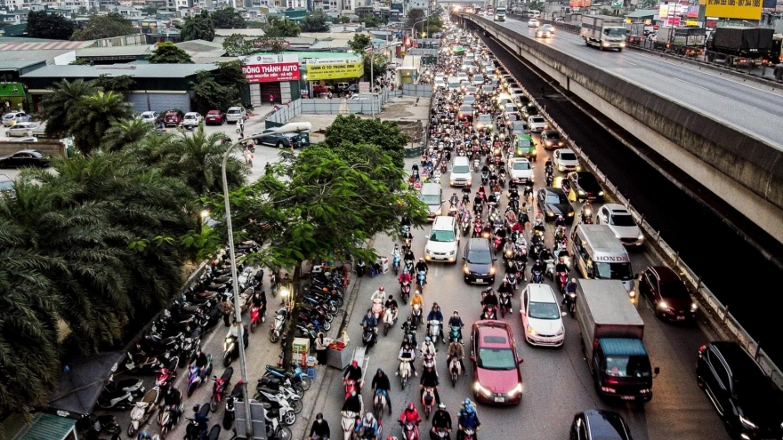 Chưa vào năm học, đường phố Thủ đô ùn tắc khắp nẻo bất kể ngày đêm