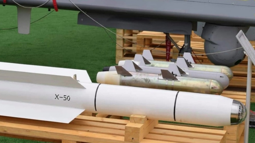 бпла орион кронштадт. фаб-50 для бпла орион. орион бпла корнет. управляемая ракета х-50 для бпла орион. бпла орион с вооружением.