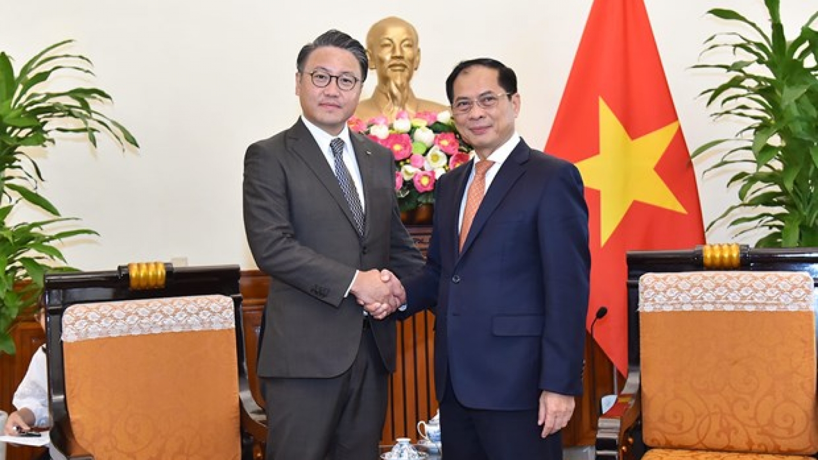 FM Bui Thanh Son meets Govenor of Japan's Nagasaki prefecture