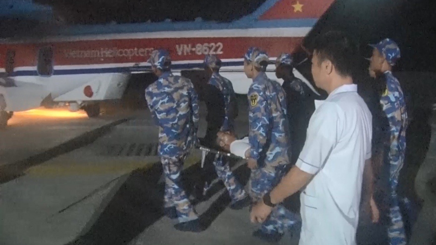 Trực thăng EC-225 đưa ngư dân từ đảo Phan Vinh vào đất liền chữa trị