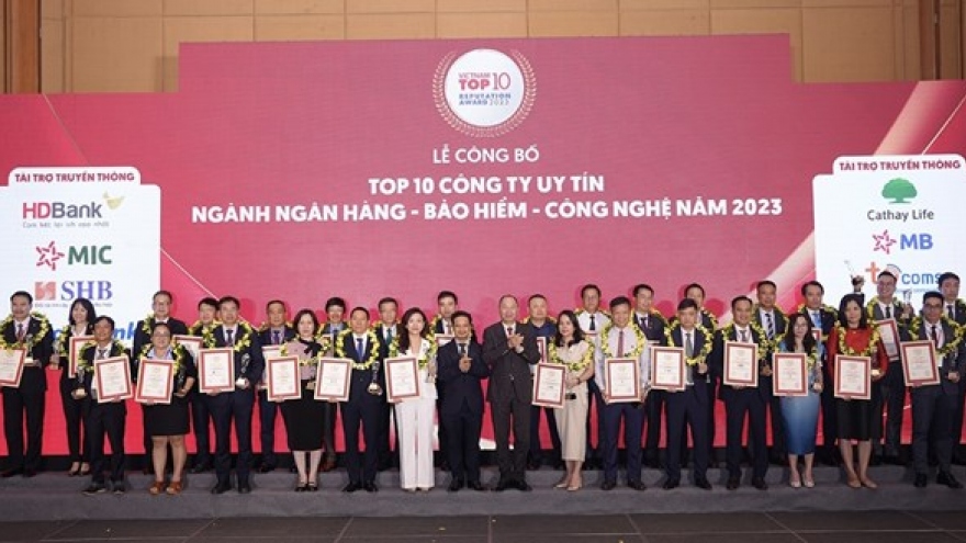 Vietnam Report announces Top 10 prestigious banks, insurance, digital companies