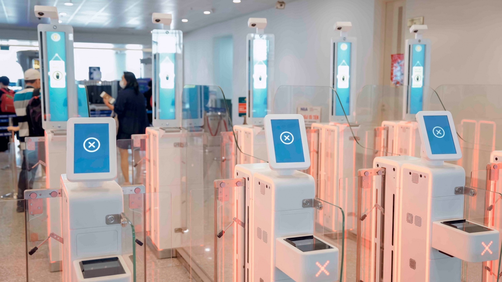 Five Vietnamese airports launch automatic entry systems