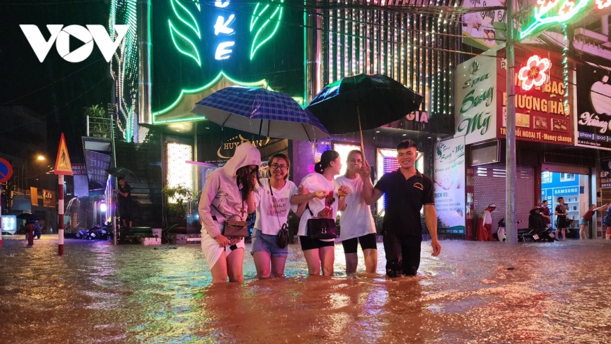 Mưa lớn, thành phố Điện Biên Phủ ngập sâu trong biển nước