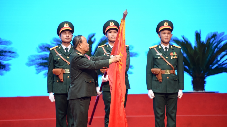 Trao tặng Huân chương của Nhà nước Lào cho các tập thể, cá nhân QĐND Việt Nam