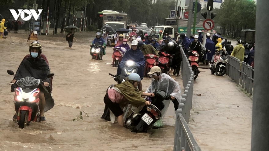 Heavy rain causes traffic chaos throughout Hanoi capital