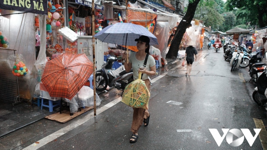 Phố Trung thu vắng ngắt vì mưa