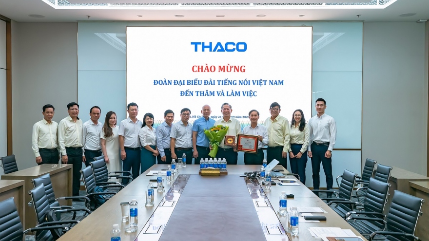VOV trao tặng kỷ niệm chương Vì sự nghiệp phát thanh cho Tổng Giám đốc THACO