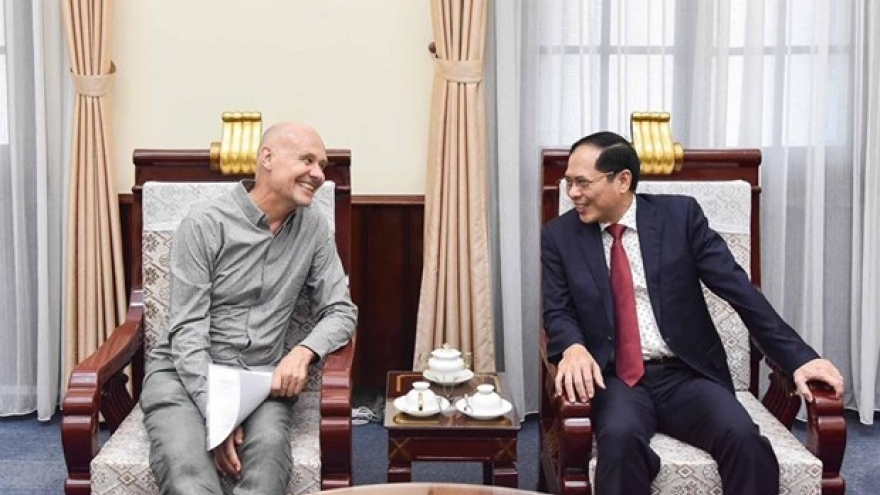 Foreign minister hosts Dutch Ambassador