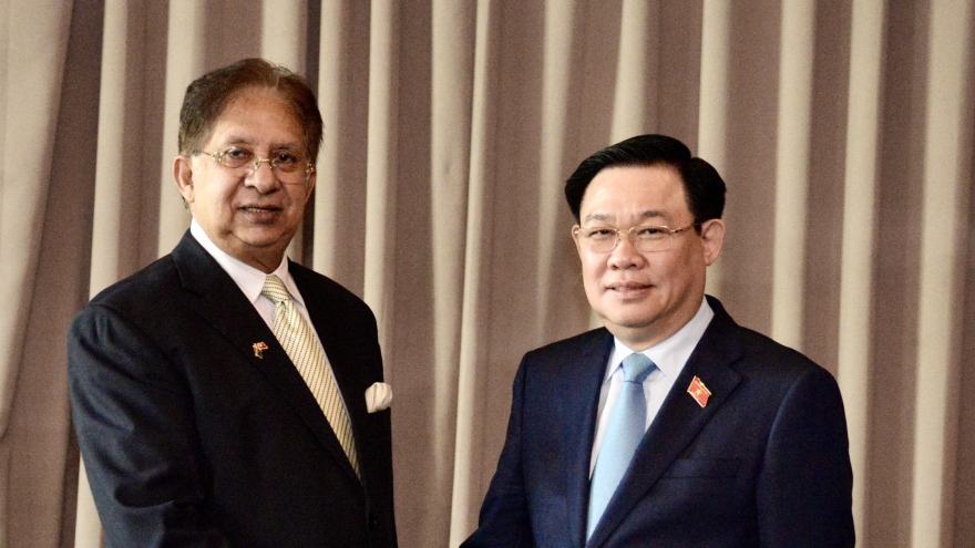 Chủ tịch Quốc hội Vương Đình Huệ tiếp Chủ tịch Hội hữu nghị Bangladesh-Việt Nam
