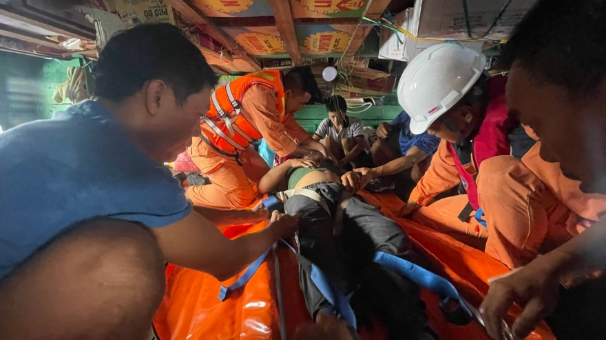 Xuyên đêm cứu ngư dân bị tai biến gần quần đảo Trường Sa