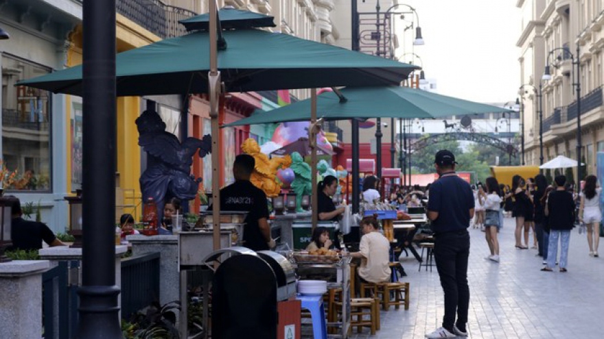 Discovering European street style in the heart of Hanoi