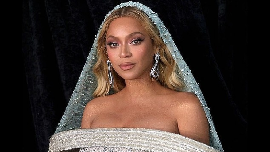"Ong chúa" Beyoncé gây ấn tượng với bộ trang phục đính đá quý lộng lẫy