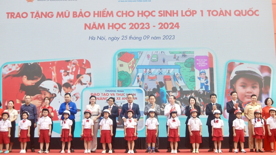 Honda Việt Nam trao tặng 2 triệu mũ bảo hiểm cho học sinh lớp 1