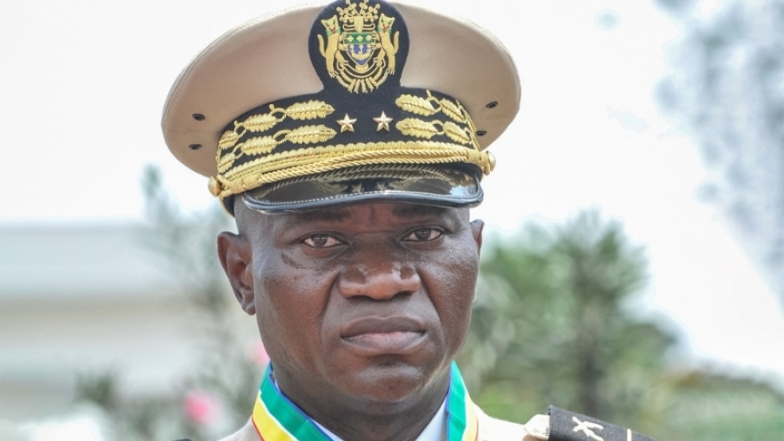 Thủ lĩnh lực lượng đảo chính Gabon tuyên thệ nhậm chức tổng thống lâm thời
