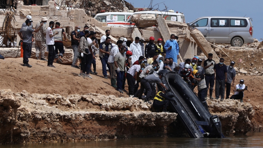 Libya tìm kiếm các nạn nhân bị cuốn trôi ra biển sau trận lụt kinh hoàng