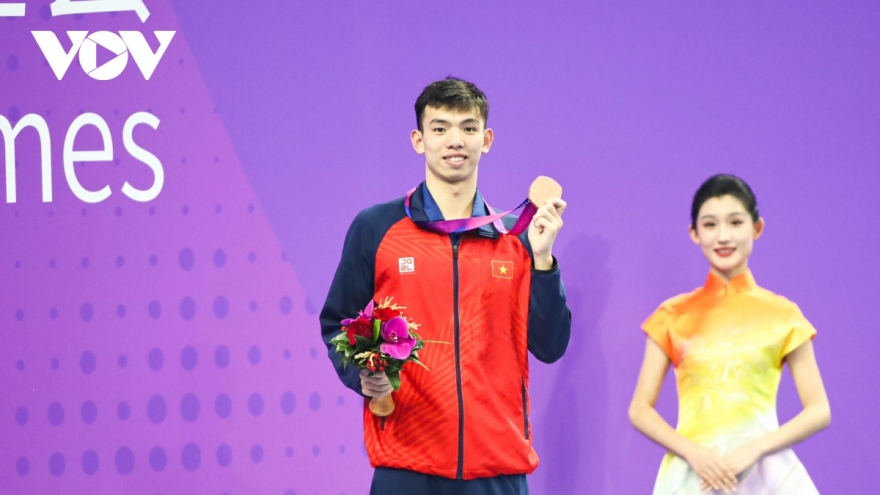 Swimmer Huy Hoang wins ASIAD medal, 2024 Olympics ticket