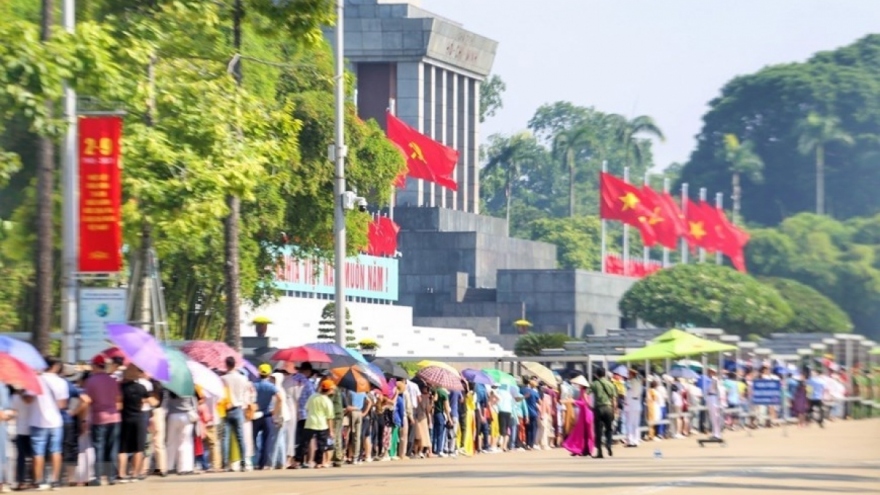 Thousands visit Ho Chi Minh Mausoleum on National Day