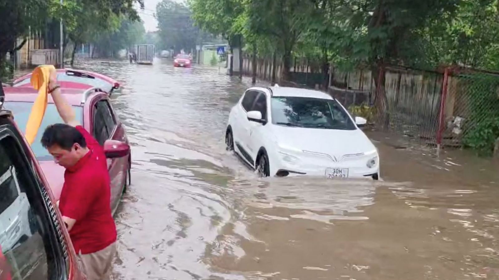 Cộng đồng trầm trồ trước khả năng lội nước “cực đỉnh” của xe điện VinFast