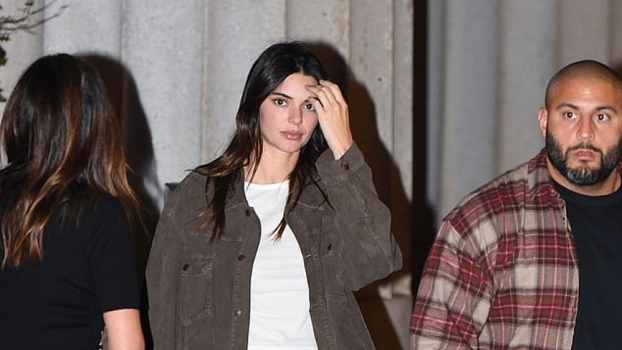 Kendall Jenner giản dị xuống phố hẹn hò cùng bạn trai Bad Bunny