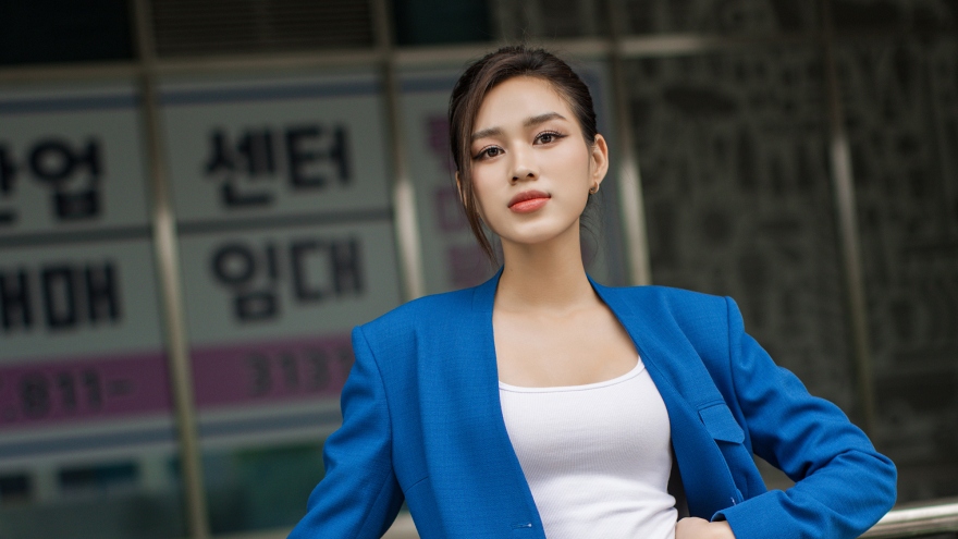 Hoa hậu Đỗ Hà xuống phố Hàn Quốc với phong cách doanh nhân