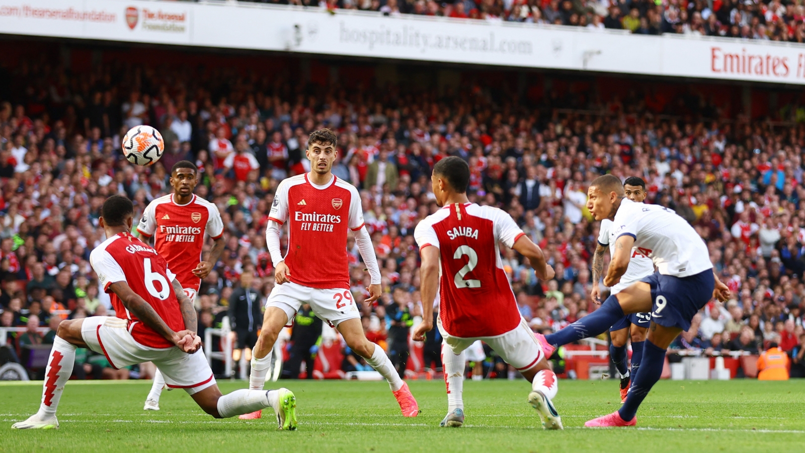 Sau vòng 6 Ngoại hạng Anh: MU và Man City ca khúc khải hoàn
